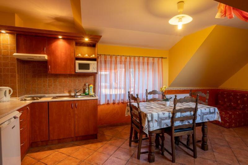 Rozmann Family Panzio & Apartmanhaz Sárvár Exterior foto